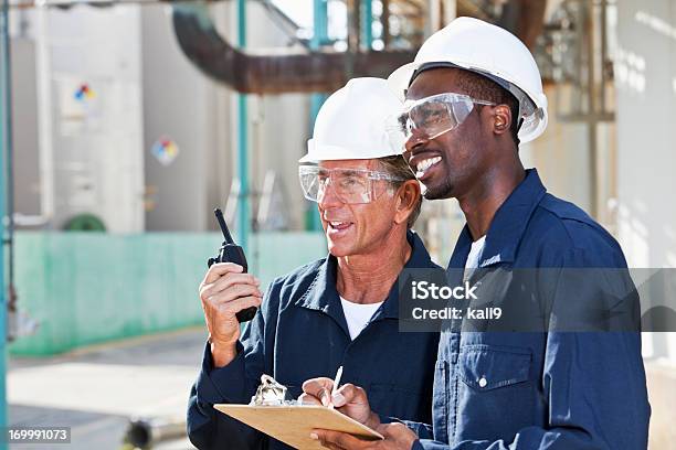 Multirracial Trabalhadores Em Planta Industrial - Fotografias de stock e mais imagens de Óculos de Proteção - Óculos de Proteção, Capacete, Capacete de Obra