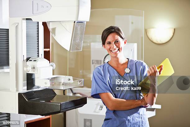 Foto de Trabalhador Da Medicina Com Mammography Scanner e mais fotos de stock de Mamograma - Mamograma, Câncer de Mama, Exame Médico - Equipamento médico