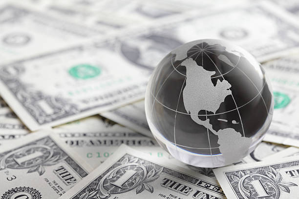 glas globe und geld - currency exchange globe currency global business stock-fotos und bilder