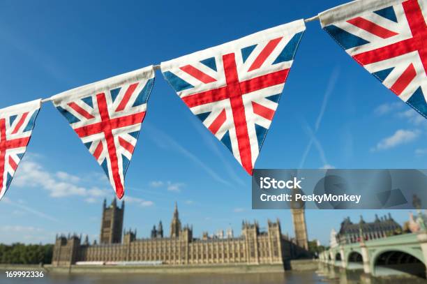 Londyn Westminster Pałac Z Jasny Union Jack Potrzeszcz - zdjęcia stockowe i więcej obrazów Chorągiewki
