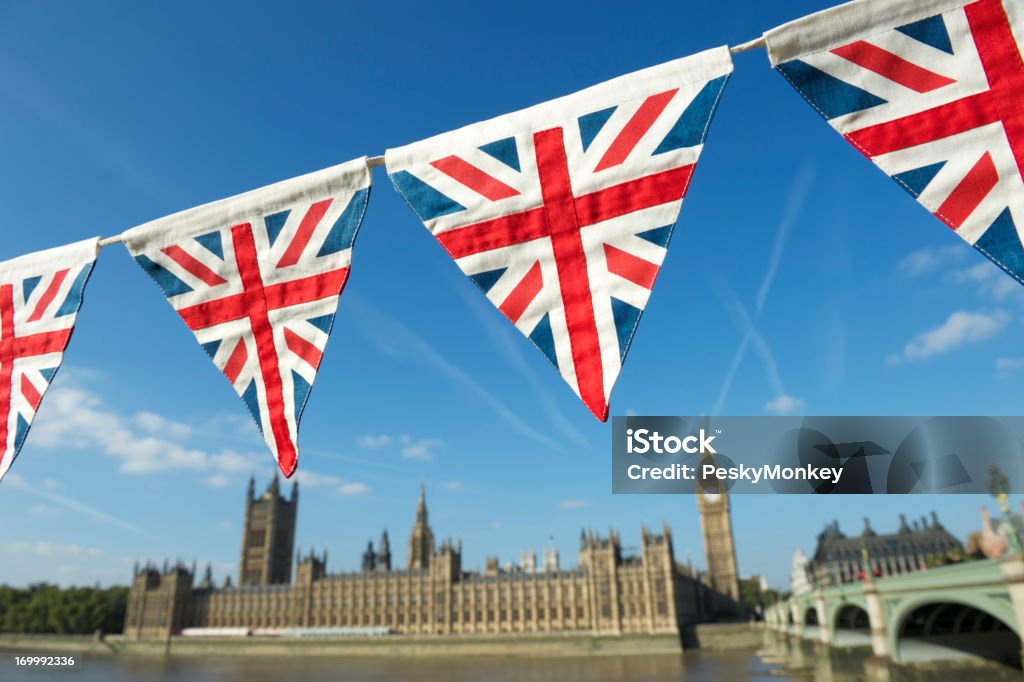 Londres Palácio de Westminster, com brilhante união Jack Bunting - Foto de stock de Bandeira da Grã-Bretanha royalty-free
