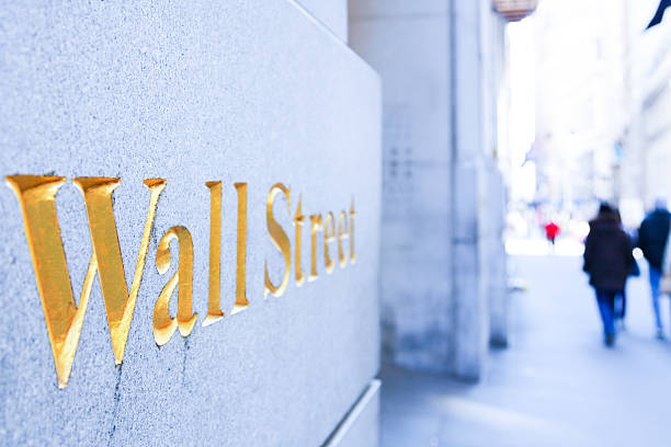 人々徒歩でのウォールストリート - wall street sign ストックフォトと画像