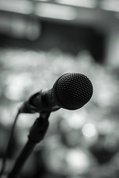 microfono sul palco - press conference microphone conference call the media foto e immagini stock