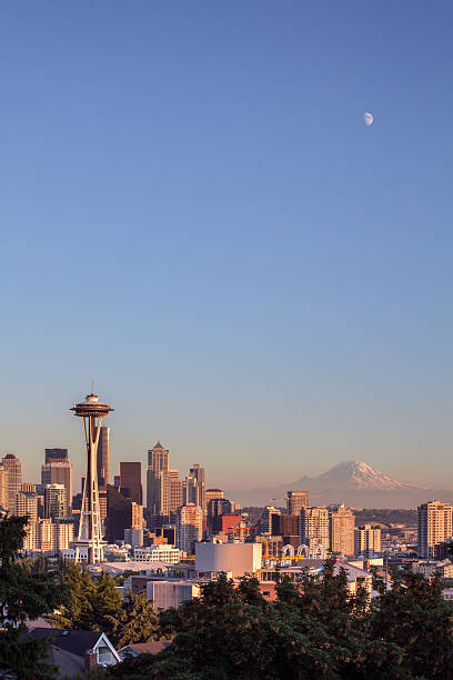 seattle, usa - seattle skyline mt rainier space needle photos et images de collection