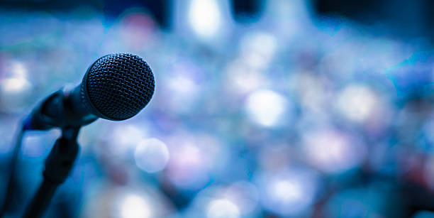 mikrofon auf der bühne - conference call business meeting presentation stock-fotos und bilder