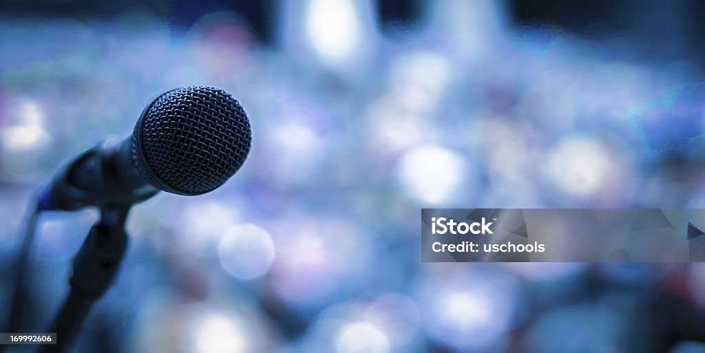 Microfono sul palco - Foto stock royalty-free di Oratore pubblico