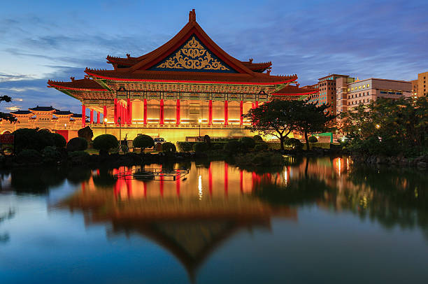 palazzo di architettura tradizionale cinese, taipei - national chiang kai shek memorial hall foto e immagini stock