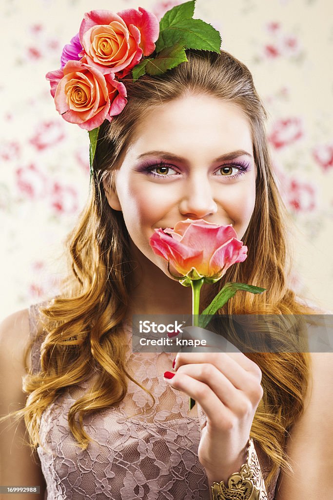 Belle jeune femme avec des roses dans les cheveux - Photo de 20-24 ans libre de droits