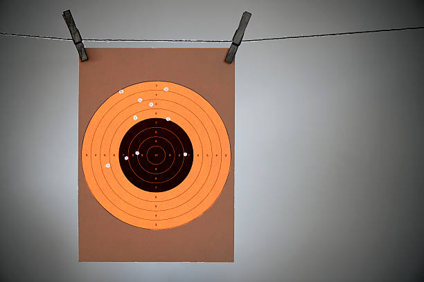 hit 귀하의 과녁 - bullet hole target target shooting bulls eye 뉴스 사진 이미지