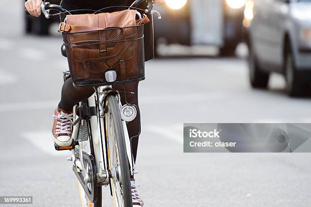 Ragazza In Bicicletta Nel Traffico - Fotografie stock e altre immagini di Adolescente - Adolescente, Adulto, Ambientazione esterna