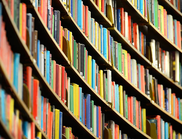 bücherregal in stockholm public library - bücherregal stock-fotos und bilder