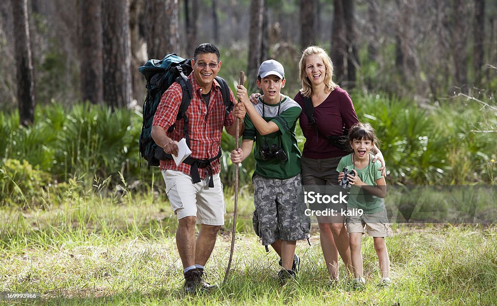 Ispanica famiglia escursioni nei boschi - Foto stock royalty-free di Divertirsi