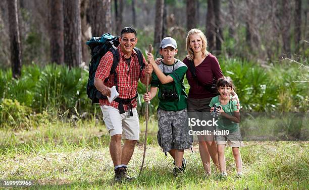 Ispanica Famiglia Escursioni Nei Boschi - Fotografie stock e altre immagini di Divertirsi - Divertirsi, Escursionismo, Famiglia