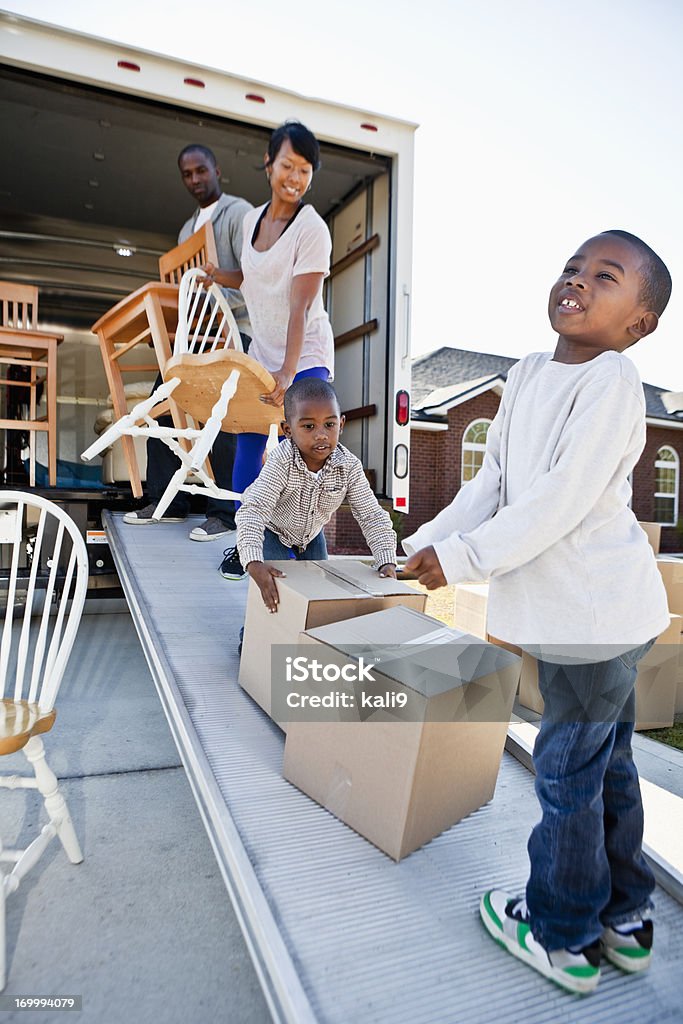 Afrikanische amerikanische Familie moving house - Lizenzfrei Umzug Stock-Foto