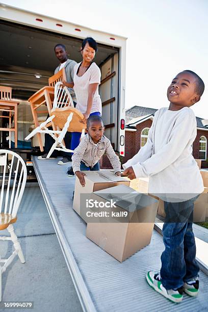 Afrikanische Amerikanische Familie Moving House Stockfoto und mehr Bilder von Umzug - Umzug, Familie, Hauswechsel
