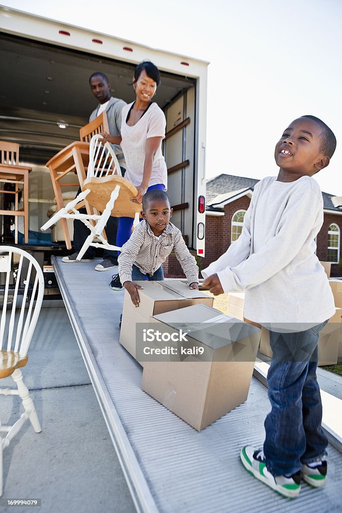 アフリカ系アメリカ人の家族の家移動 - 引っ越しのロイヤリティフリーストックフォト