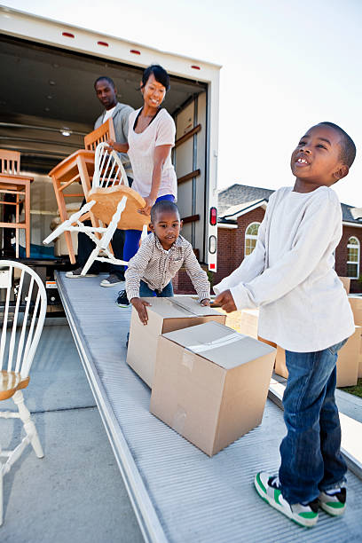 중유럽식 칠레식 부품군 옮겨가기 하우스 - moving house physical activity moving van box 뉴스 사진 이미지