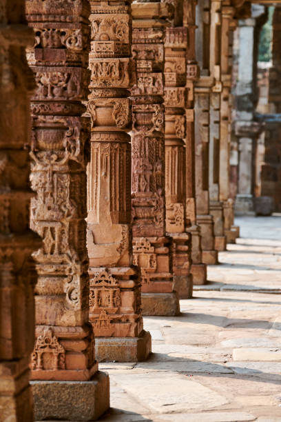 colonnes en pierre avec bas-relief décoratif du complexe qutb dans le sud de delhi, en inde, piliers rapprochés - delhi quitab minar qutab new delhi photos et images de collection