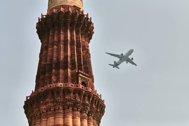 하늘 배경에 비행기가 있는 qutb minar 첨탑, 인도 사우스 델리의 타워 부분 qutb 복합 단지 - quitab minar qutab delhi new delhi 뉴스 사진 이미지