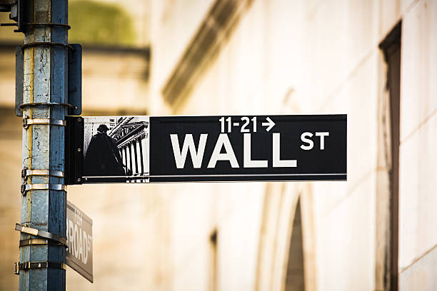 sinal de wall street, nova iorque, eua - wall street new york stock exchange stock exchange street imagens e fotografias de stock