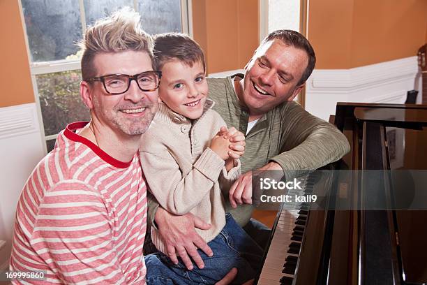 Anticonvenzionale Famiglia Al Piano - Fotografie stock e altre immagini di Famiglia - Famiglia, Persona gay, Adulto