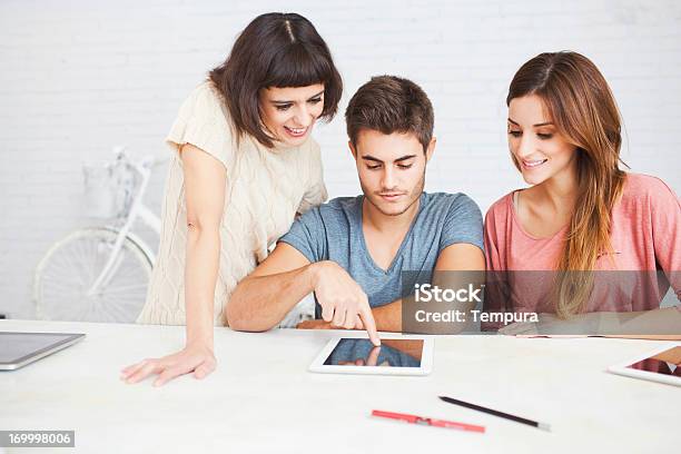 Tres Personas Con Una Tableta Digital En Su Descanso Trabajo Foto de stock y más banco de imágenes de 20-24 años