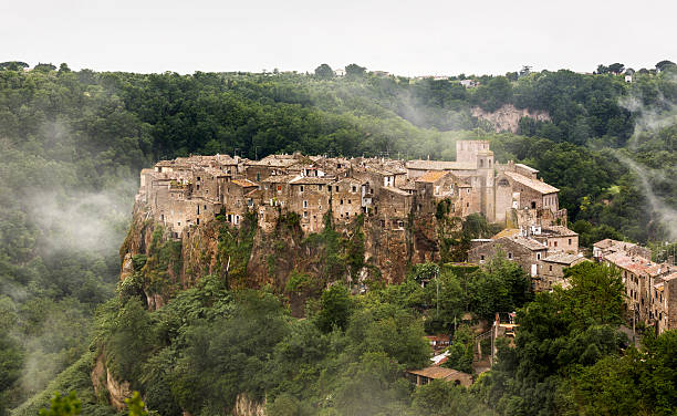 Calcata cityscape después de lluvia en Lazio, Italia - foto de stock