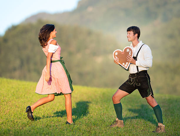 przyjmować serca, para w lederhose i dirndl tracht - dirndl traditional clothing austria traditional culture zdjęcia i obrazy z banku zdjęć