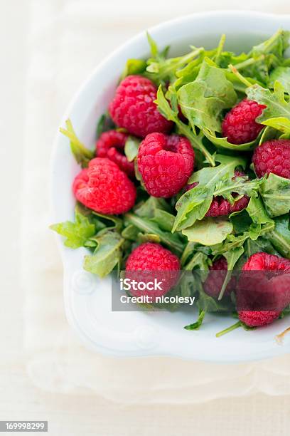 Rucola Und Himbeersalat Stockfoto und mehr Bilder von Himbeere - Himbeere, Salat - Speisen, Balsamico