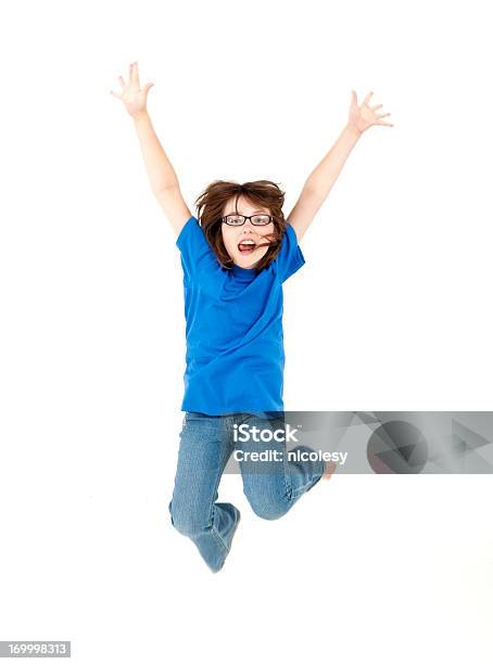 Menina Saltar Sobre Fundo Branco - Fotografias de stock e mais imagens de Saltar - Saltar, Azul, Criança