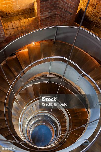 Escada Em Caracol - Fotografias de stock e mais imagens de Alto - Descrição Física - Alto - Descrição Física, Arquitetura, Caraterística Arquitetural