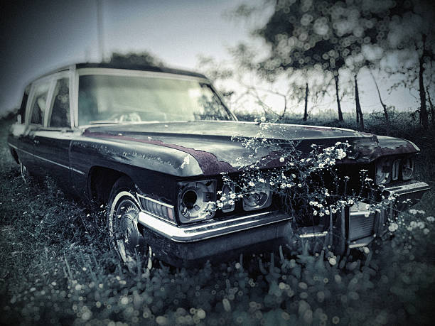 Vecchio abbandonato Carro funebre nel cimitero - foto stock