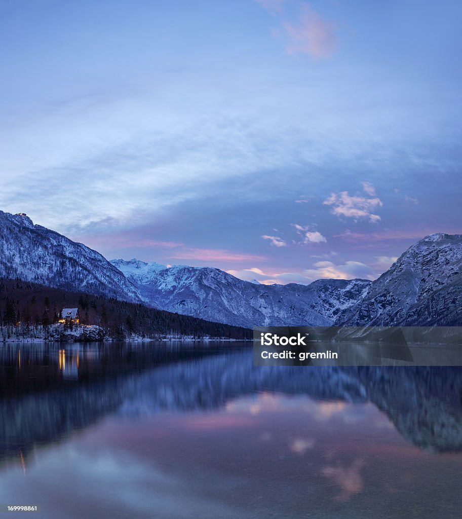 Alpino Inverno ao pôr do sol no Lago Bohinj - Royalty-free Alpes Europeus Foto de stock