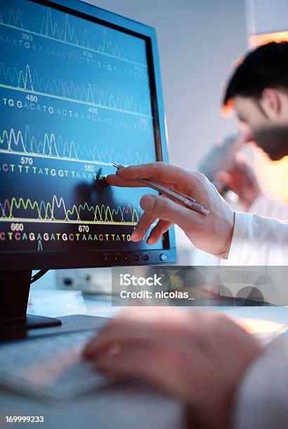 Sequência De Dna Apresentada No Ecrã Do Computador - Fotografias de stock e mais imagens de Cuidados de Saúde e Medicina - Cuidados de Saúde e Medicina, Computador, Secretária - Mobília