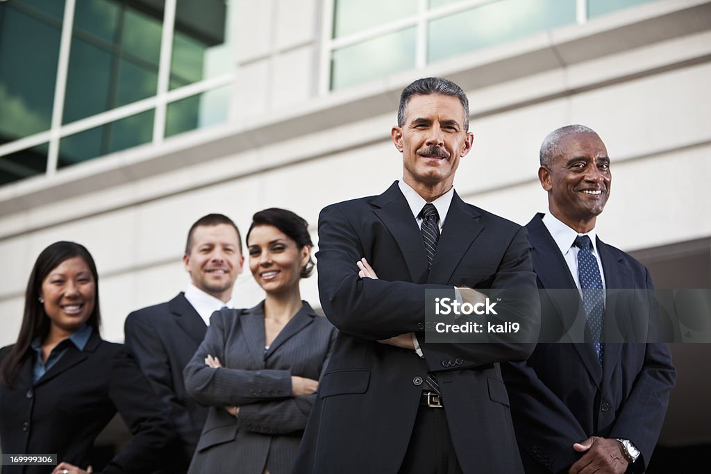 Equipe diversificada de negócios fora do escritório - Foto de stock de Exterior royalty-free