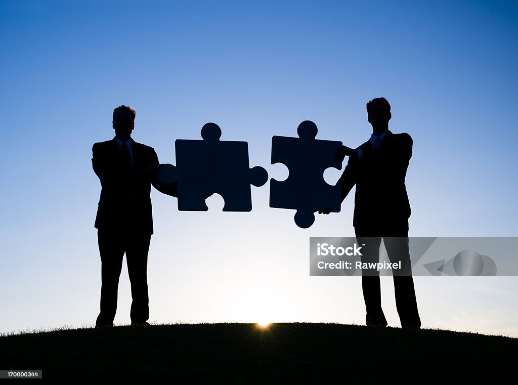 Zwei Geschäftsleute hält die puzzle - Lizenzfrei Menschen Stock-Foto