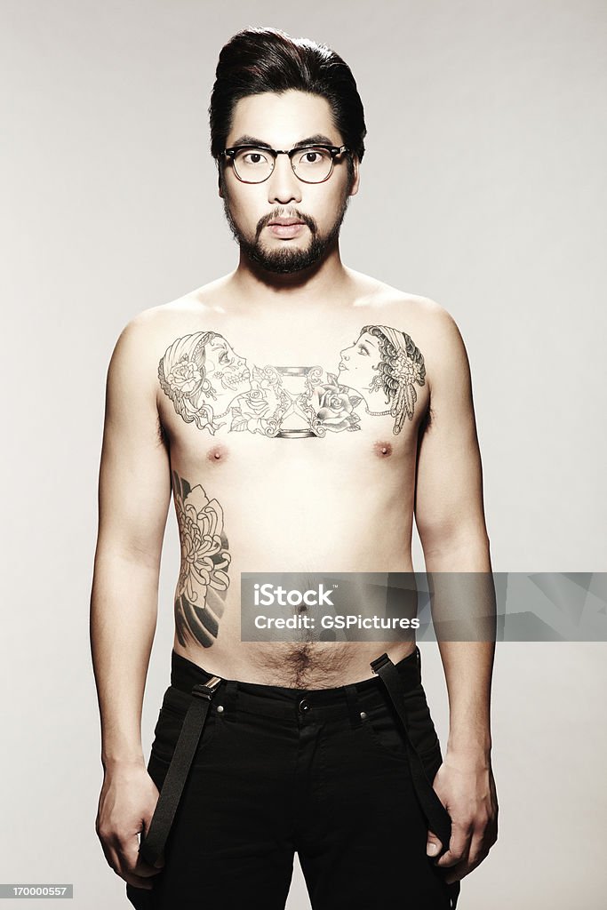 Joven modelo masculino con tatuaje y gafas - Foto de stock de Blanco y negro libre de derechos