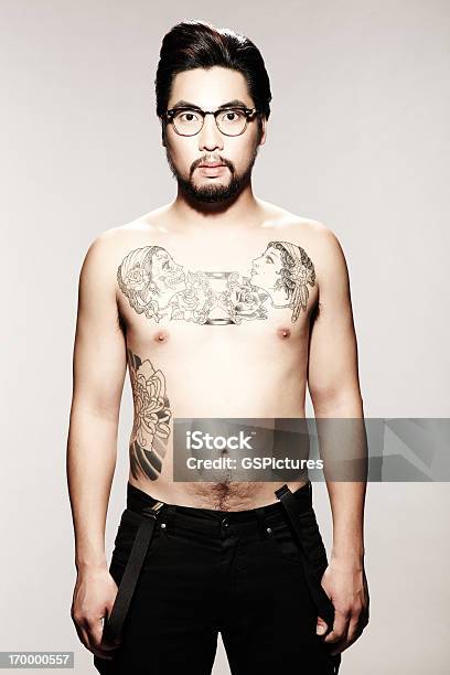 Joven Modelo Masculino Con Tatuaje Y Gafas Foto de stock y más banco de imágenes de Blanco y negro - Blanco y negro, Guay, Retrato