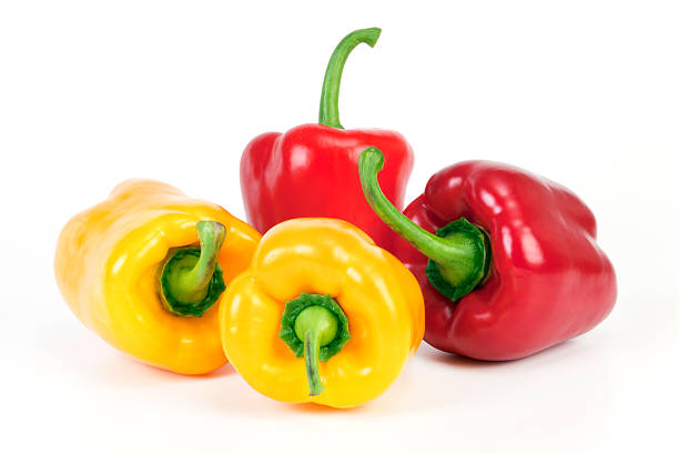 желтый и красный болгарский перец - yellow bell pepper стоковые фото и изображения