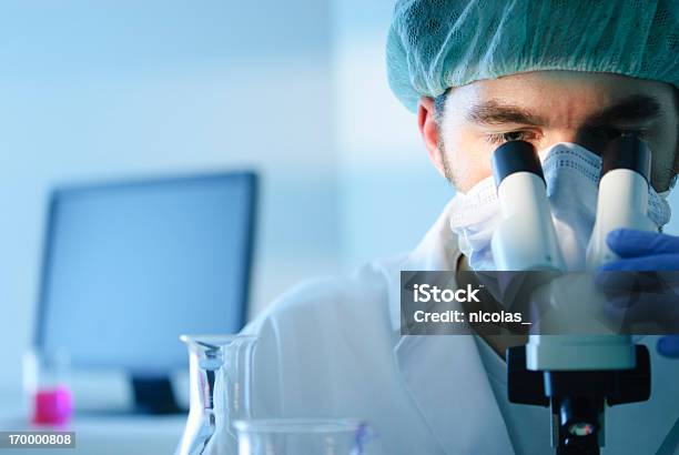 Investigação Científica - Fotografias de stock e mais imagens de Investigação Médica - Investigação Médica, 30-39 Anos, ADN