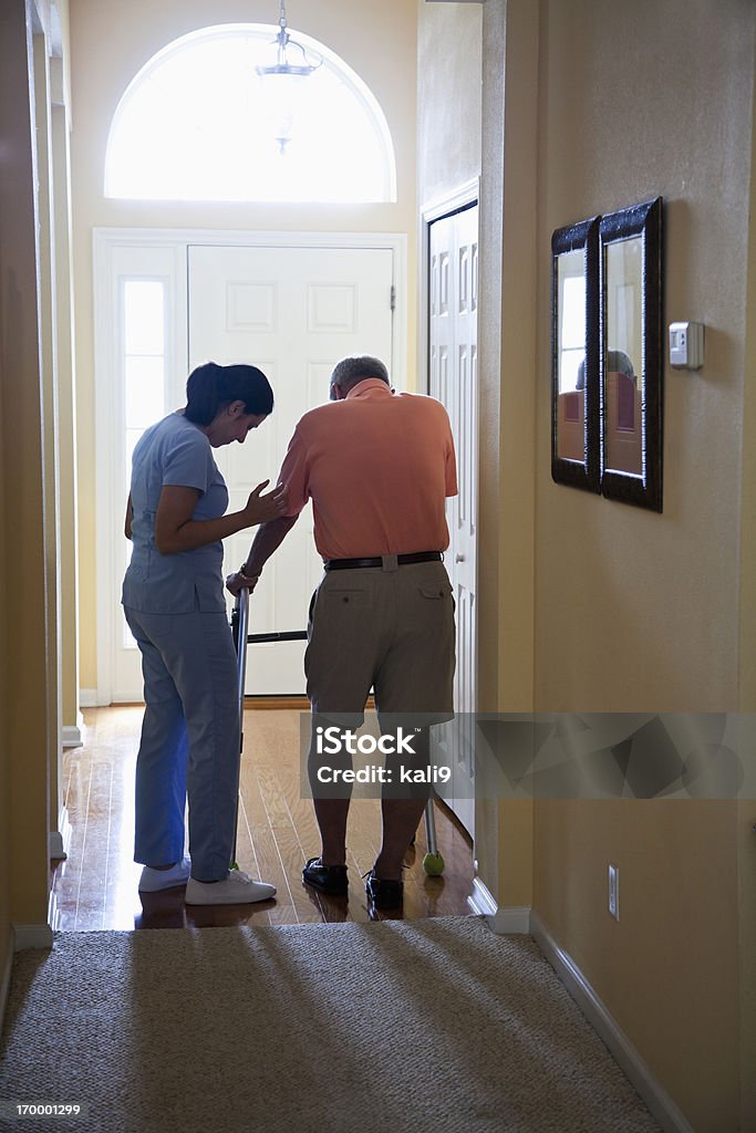 Casa com homem idoso assessor de saúde - Royalty-free Terceira idade Foto de stock