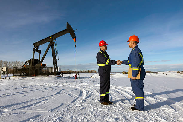 istock Winter Oil Industry Handshake 170001368