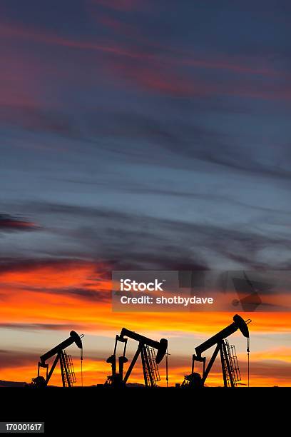 Pompe Dellolio Al Tramonto - Fotografie stock e altre immagini di Petrolio - Petrolio, Pompa di estrazione petrolifera, Alba - Crepuscolo