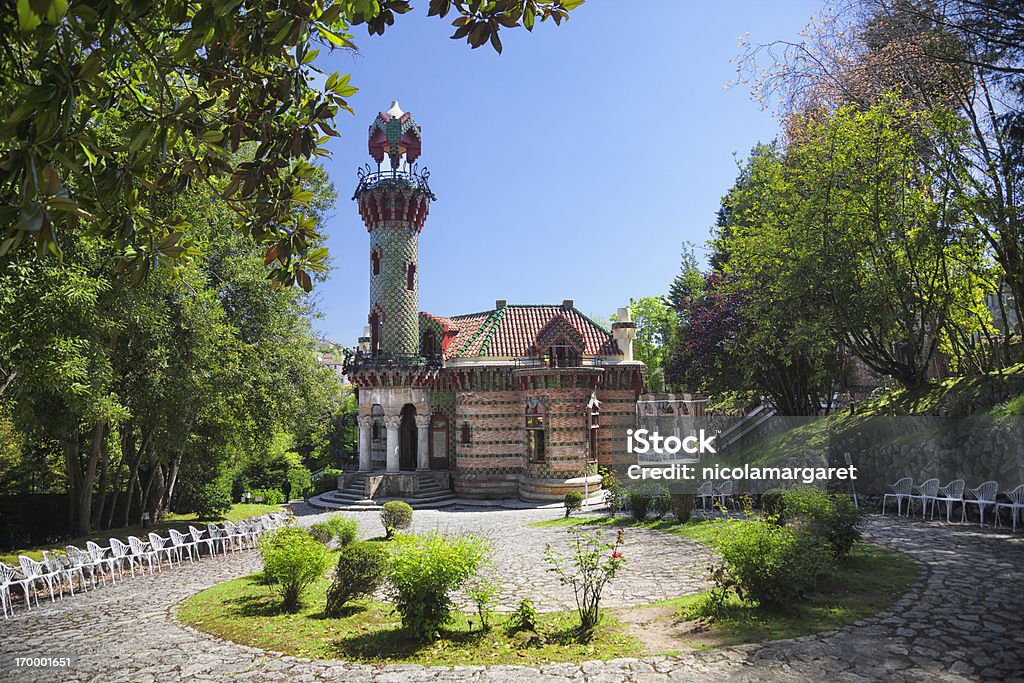 Arquitetura de Gaudi, perto de Santander - Foto de stock de Antonio Gaudí royalty-free