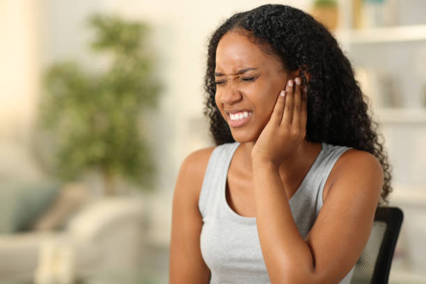 black woman suffering otitis at home - tinitus imagens e fotografias de stock