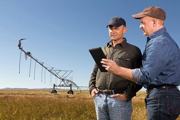 gli agricoltori e tablet pc - ipad farmer agronomy pc foto e immagini stock