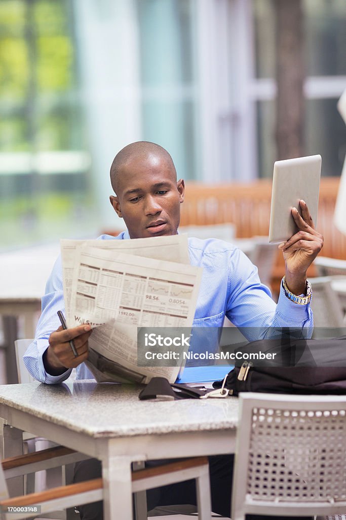 Business-Stock Market Analyst Arbeiten im Freien Vertikal - Lizenzfrei Zeitung Stock-Foto