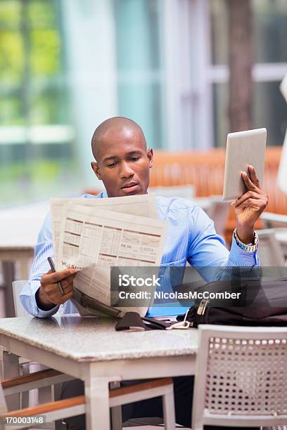 Businessstock Market Analyst Arbeiten Im Freien Vertikal Stockfoto und mehr Bilder von Zeitung