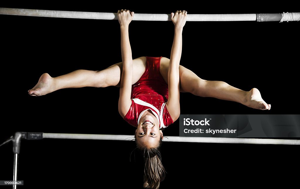 Прочные gymnast девочка, физические упражнения на неровной баров. - Стоковые фото Гимнастика роялти-фри