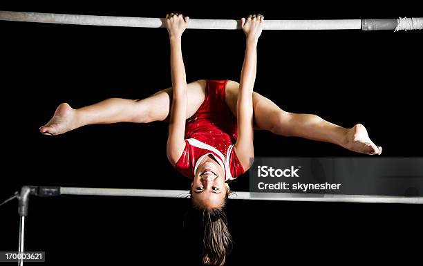 Прочные Gymnast Девочка Физические Упражнения На Неровной Баров — стоковые фотографии и другие картинки Гимнастика